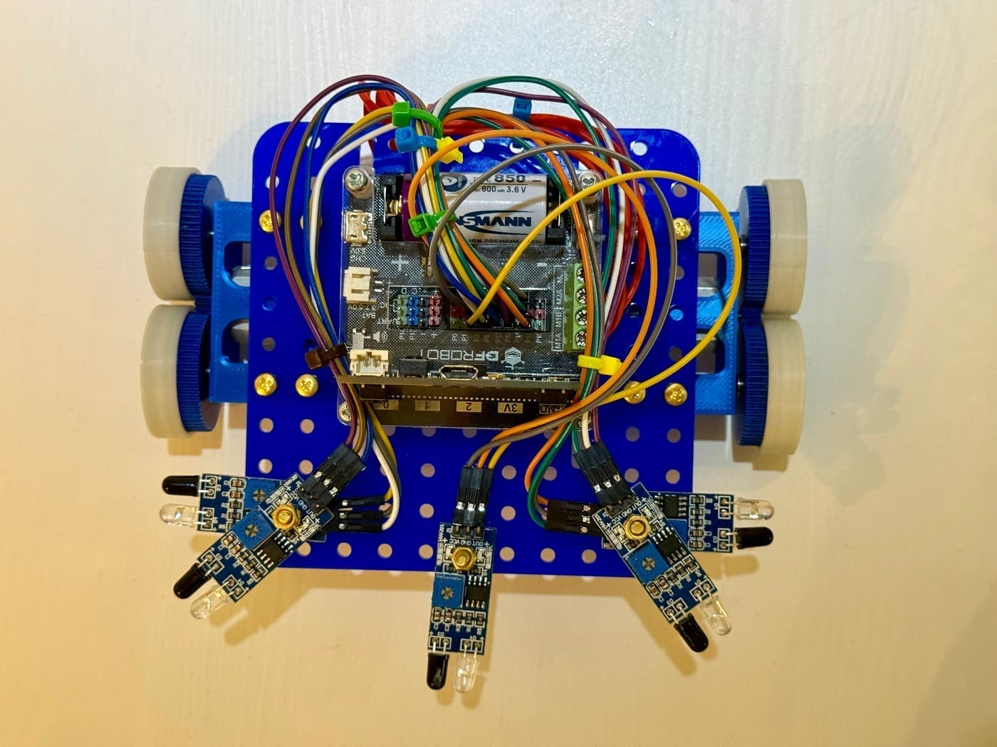 Maze navigation robot — plan view
