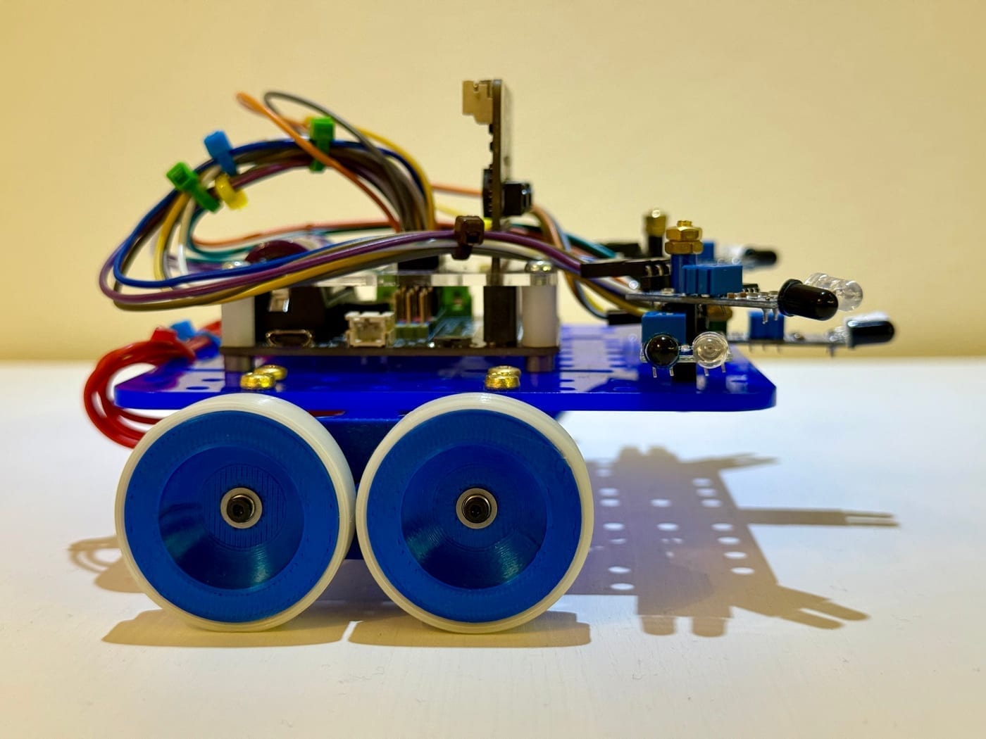 Maze navigation robot — side view